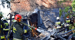 Pożar samochodu i garażu w Kurowie